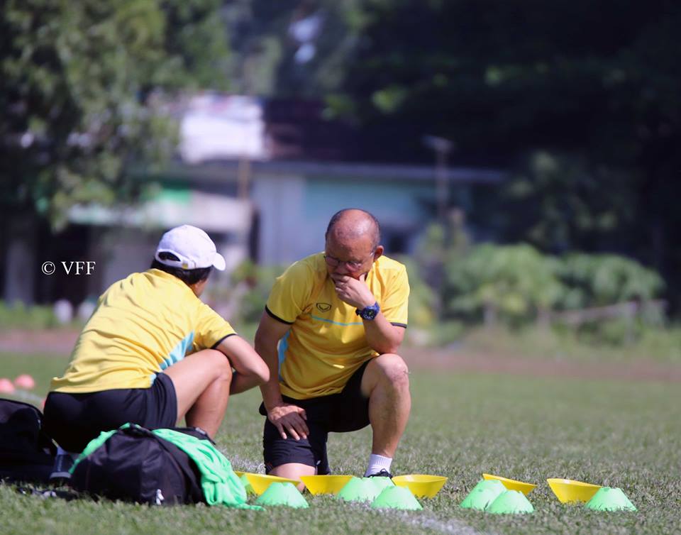 HLV Park Hang-seo và trợ lý Lee đang bàn chiến thuật bên chiếc sa bàn 'dã chiến' (Ảnh: VFF) AFF Cup 2018, ĐT Việt Nam, HLV Park Hang-seo